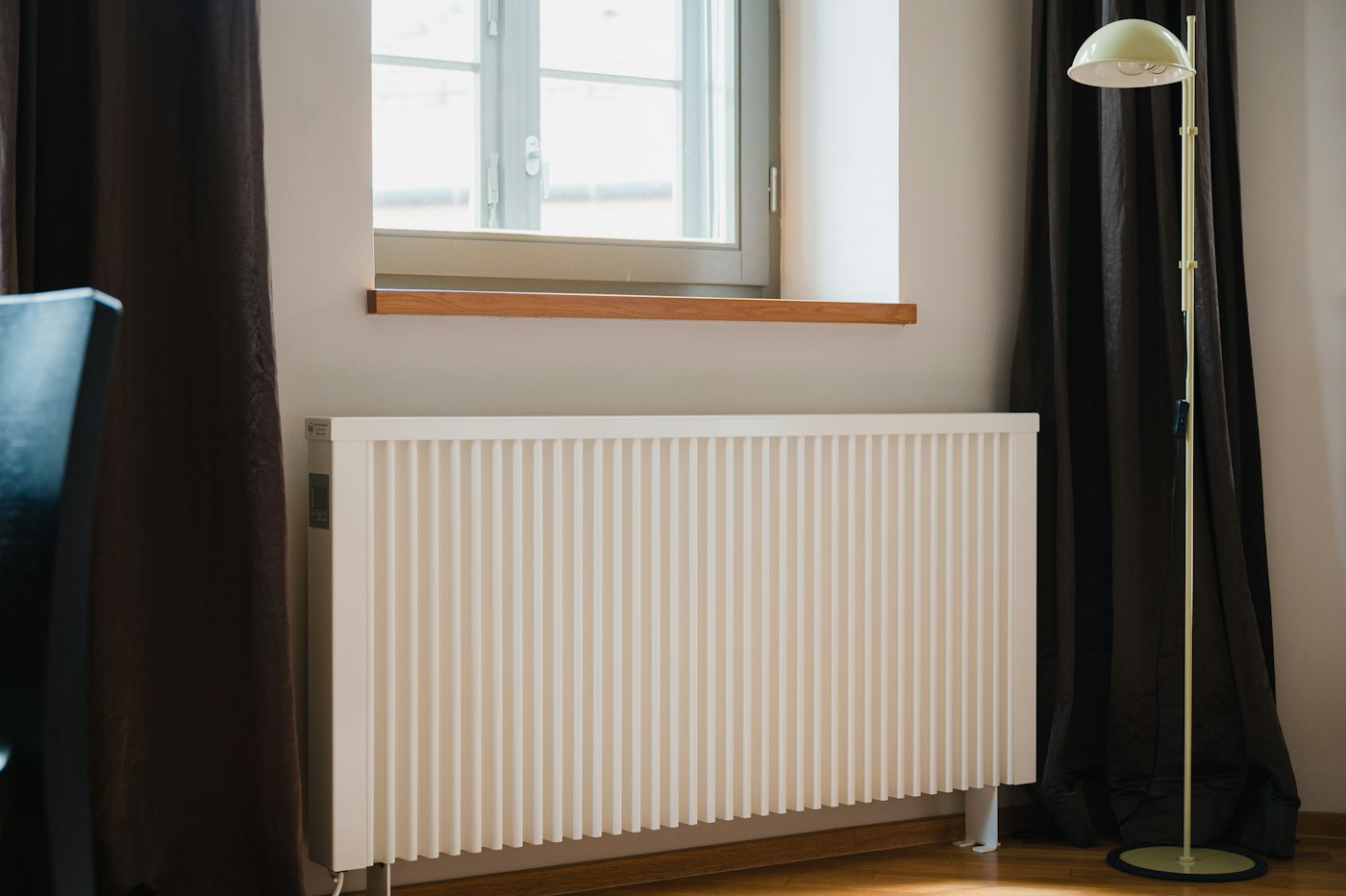 Radiateur blanc sous une fenêtre