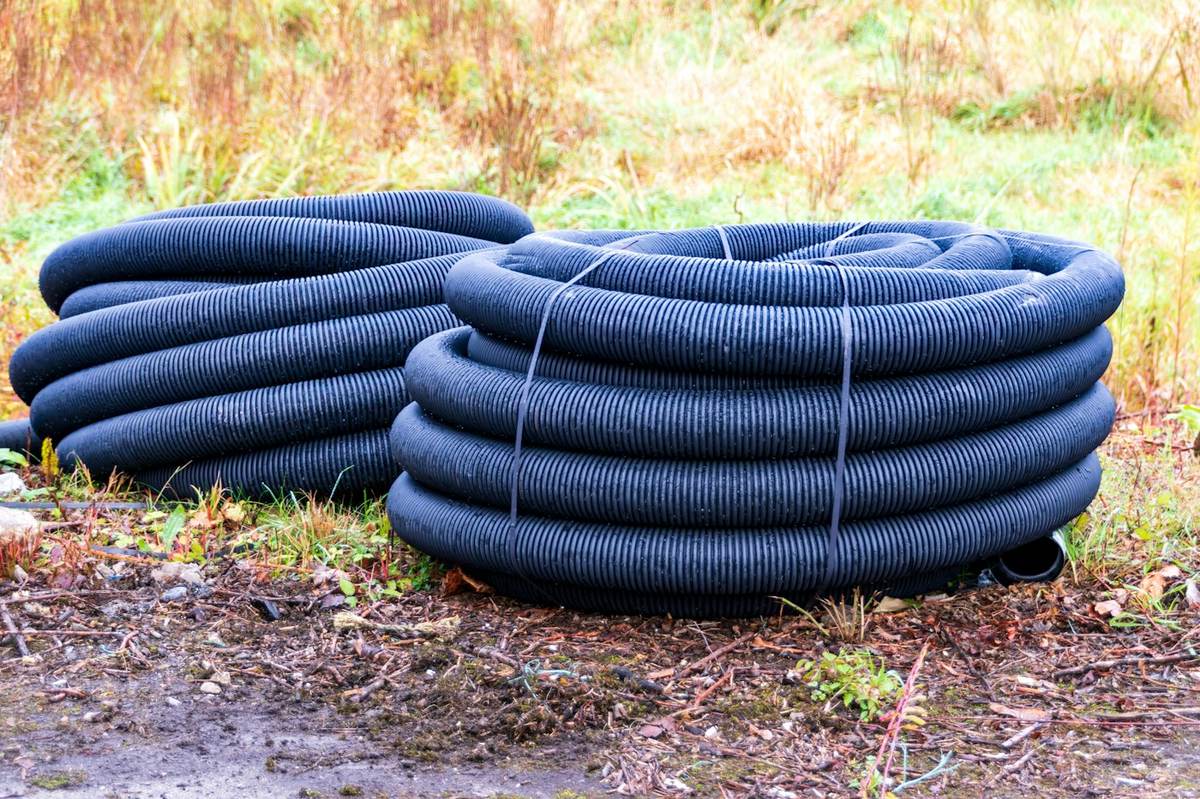 Rouleaux de drains agricoles annelés prêts à être posés