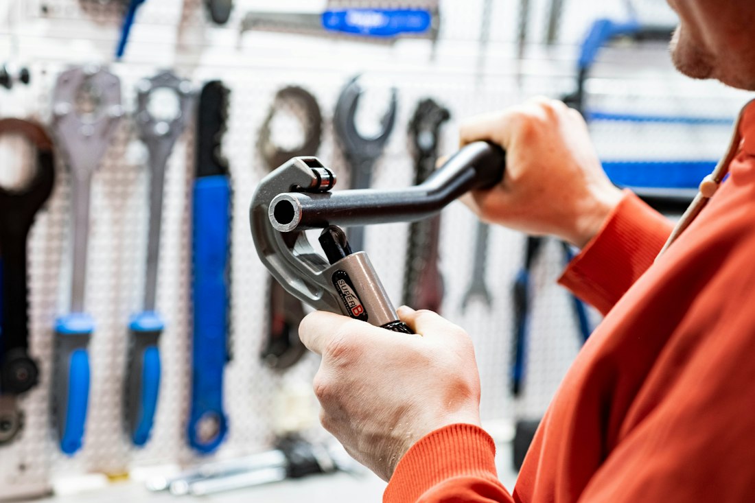 Technicien préparant un coupe-tube dans l'atelier